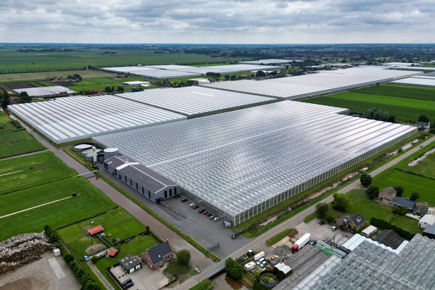 Kassen voor de paprikateelt in de Koekoekspolder vanuit de lucht gezien.