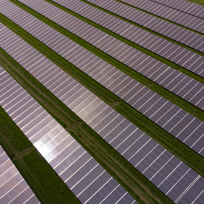 Park met zonnepanelen in Wierden van bovenaf gezien.
