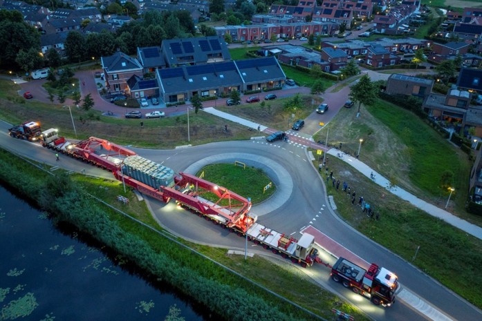 Foto met transport van een transformator naar hoogspanningsstation op de Hessenweg bij Zwolle