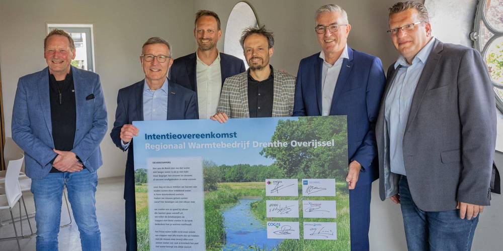 Gedeputeerde Tijs de Bree poseert met leden van de samenwerking gezamelijk warmtebedrijf Drenthe en Overijssel